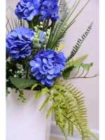 Напольная композиция из искусственных растений и цветов