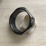 Браслет жесткий разъемный из пластика.