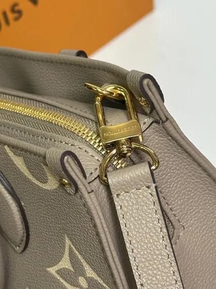 Сумка-тоут LOUIS VUITTON On The Go East West со съемным ремнем-цепочкой с плетёной отделкой из кожи