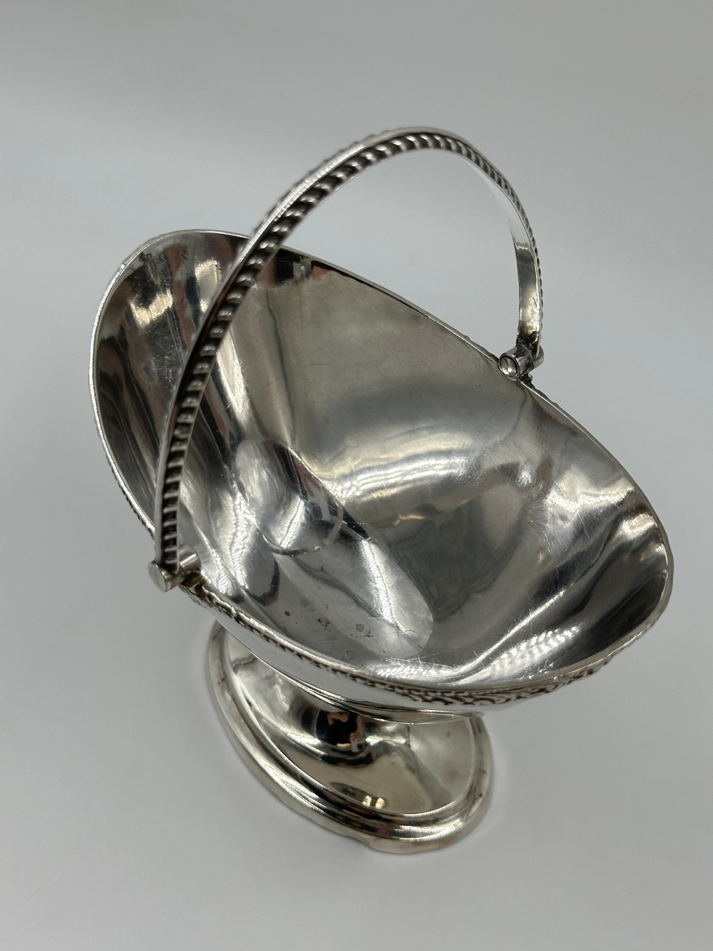 Конфетница в виде корзины Walker & Hall