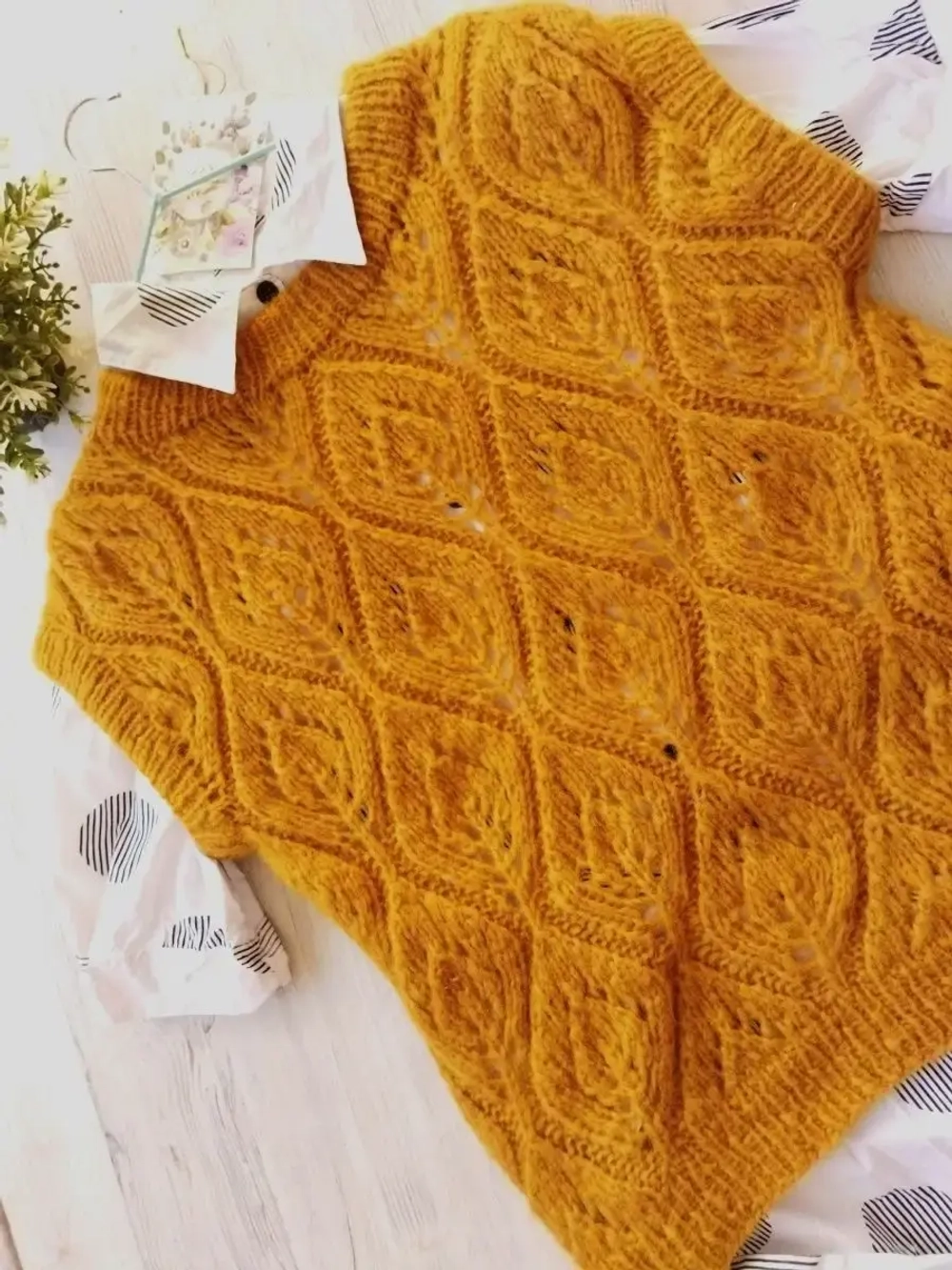 Жилет вязаный ажурный