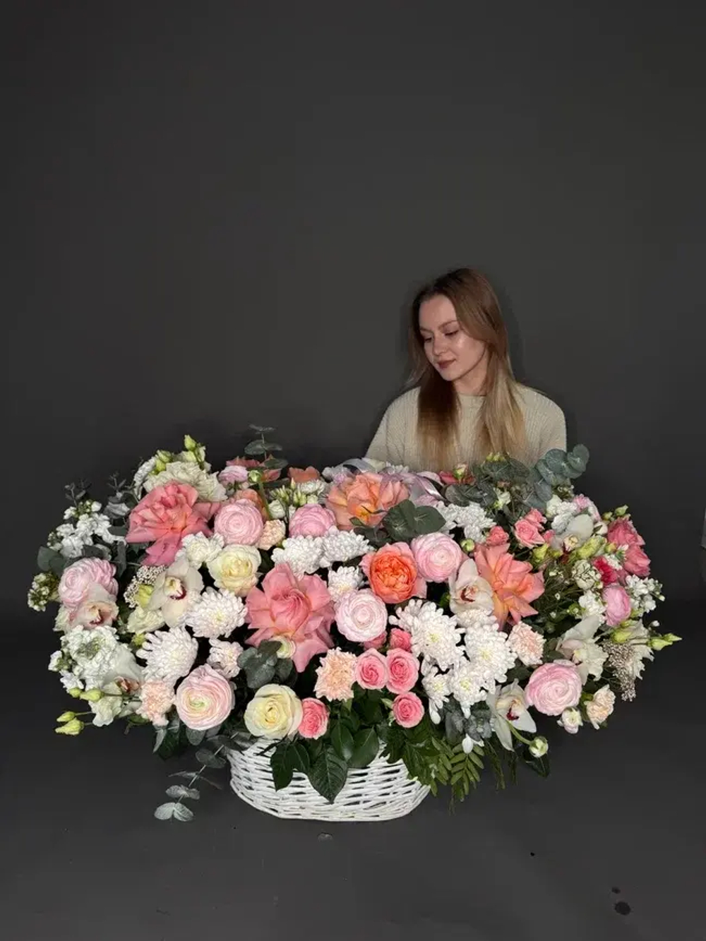 Корзина Wow с ранункулюсами и французским розами