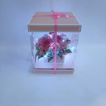 Букет из розы и хризантемы с гирляндой в подарочной коробке