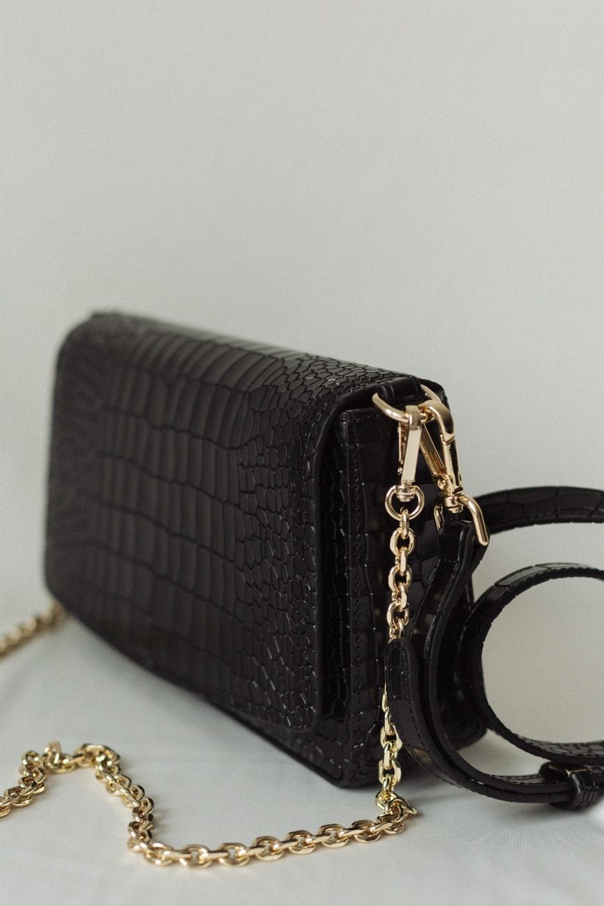 Сумка-кроссбоди из кожи под рептилию, черный