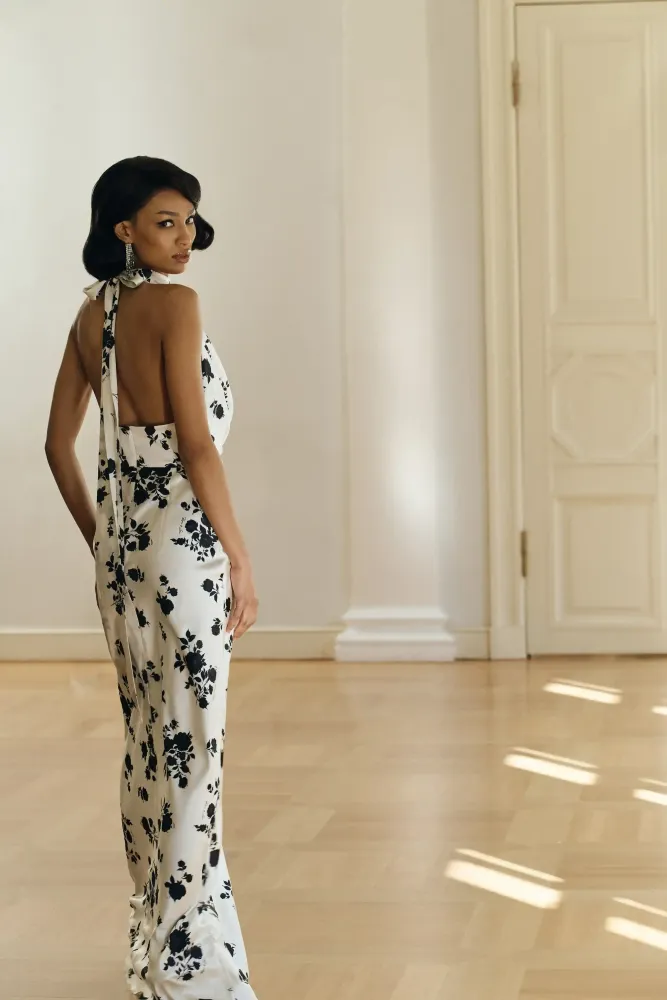 Alia maxi, платье макси с чокером из молочного атласа с цветочным принтом