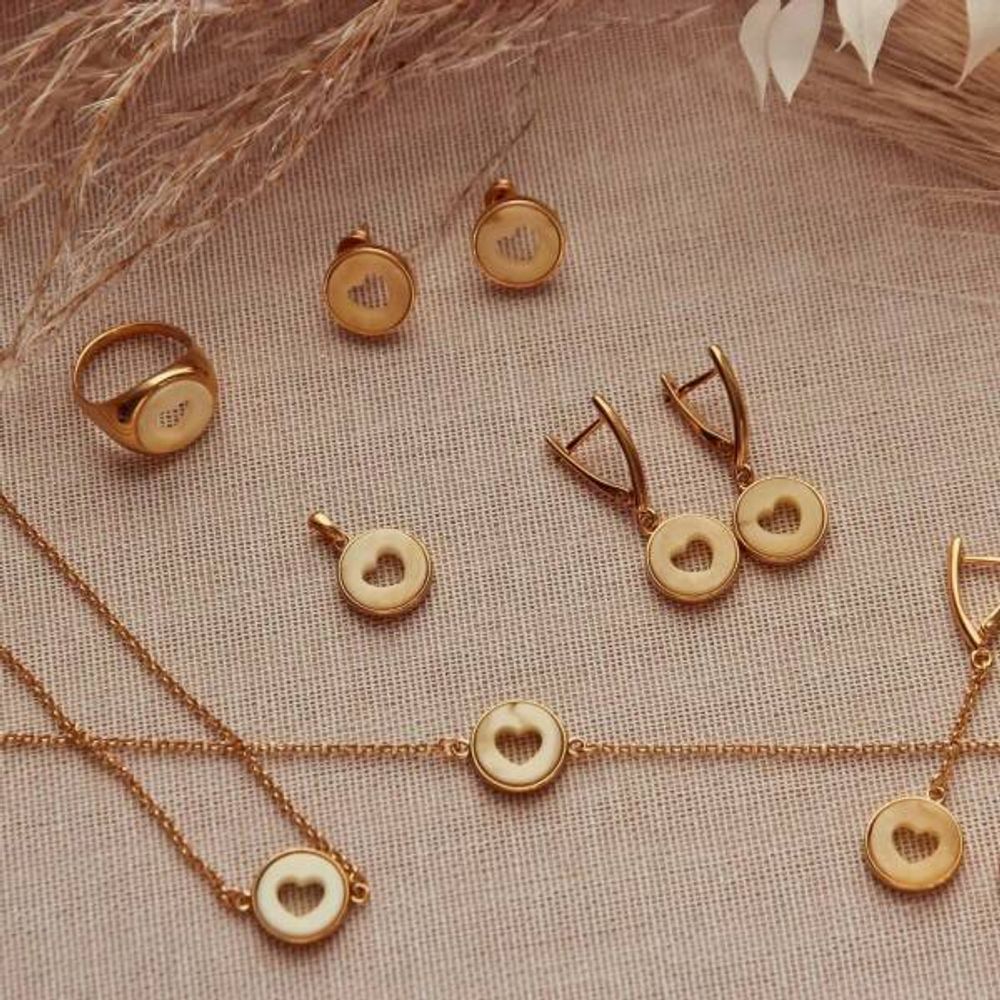 Подвеска без цепочки Круг с сердцем янтарь молочный