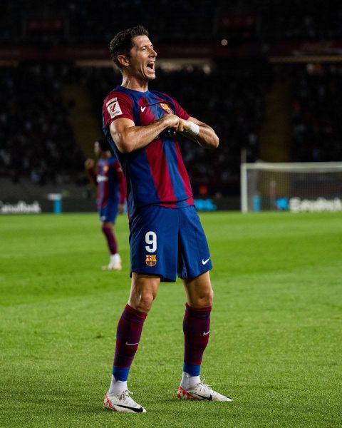 Роберт Левандовски забил 36 голов в 51 матче за «Барселону» во всех соревнованиях.