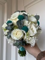 Свадебный букет из калл, одноголовых роз, краспедии и лизиантуса