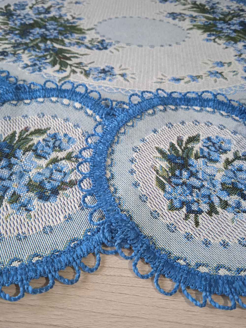 Набор гобеленовых салфеток Незабудка (1 шт 30х40 + 6 шт D 15)