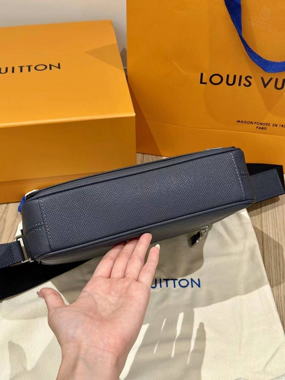 Сумка через плечо/мессенджер Louis Vuitton District PM