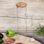 Банка для продуктов стеклянная 1500мл «Хай-Тек» с бамбуковой крышкой и ручкой 8,5*30см