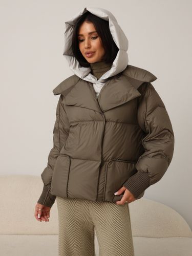 Укороченный пуховик цвета капучино с серым объемным капюшоном
