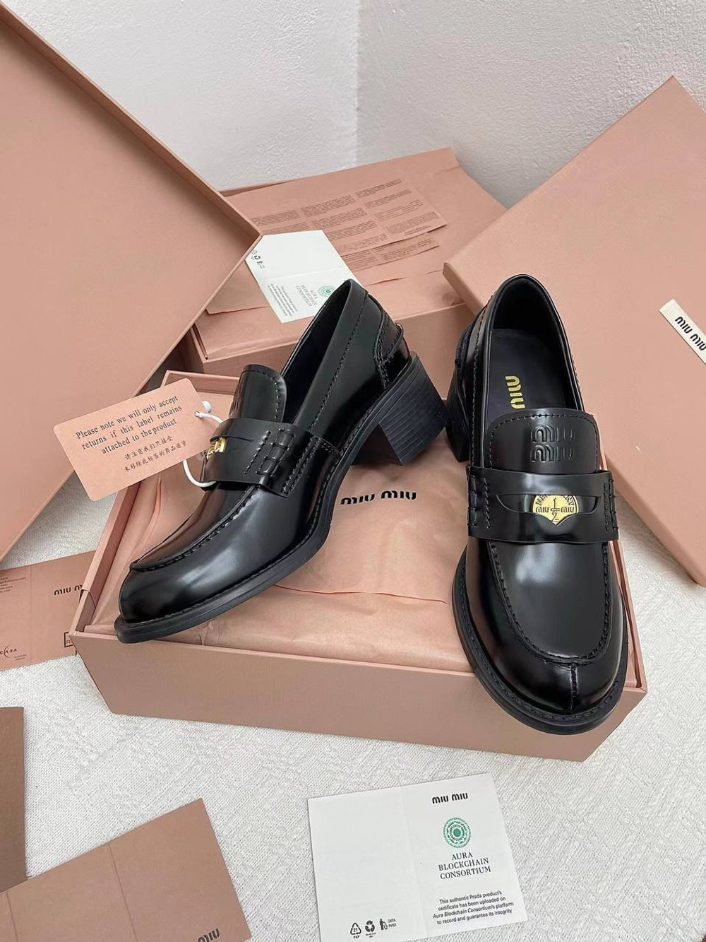 Женские кожаные лоферы Miu Miu черного цвета на каблуке