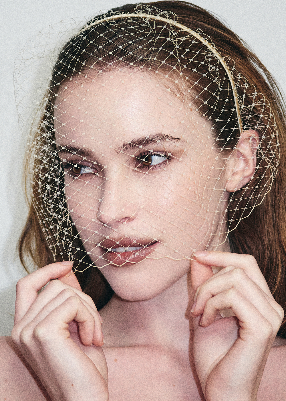 Вуаль на невидимом ободке соломенная