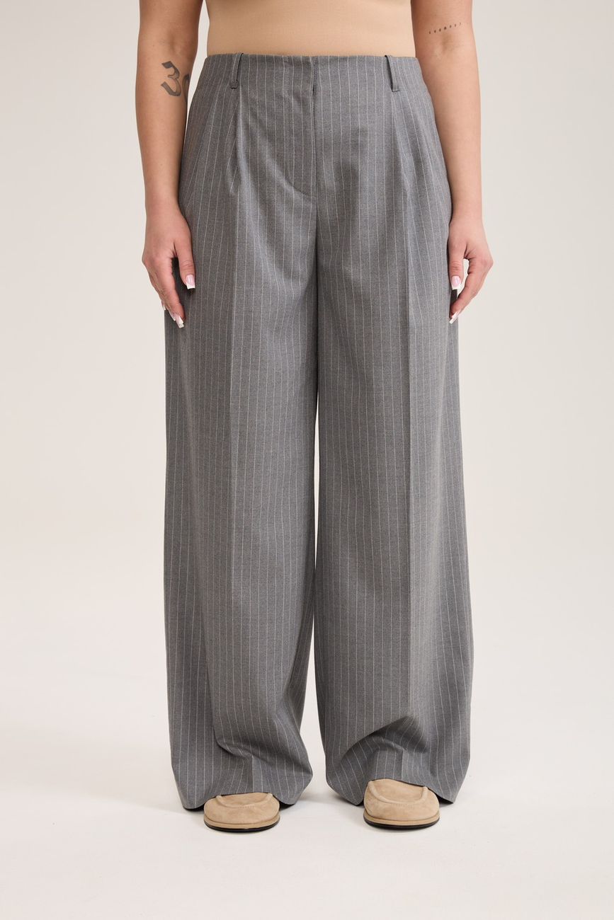 Брюки с защипами в полоску, серый
