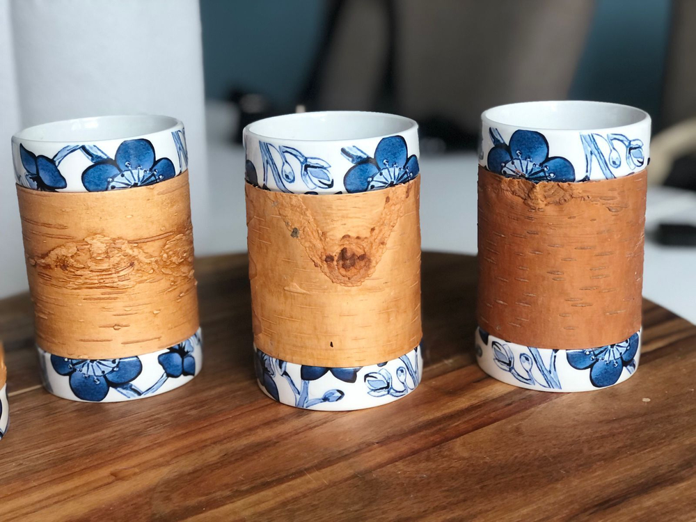 Кружка большая фарфоровая без ручки с берестой. Коллекция Log (Бревно) и Синие Дулевские Цветы.