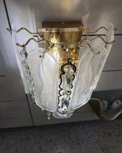 Стильный бра со стеклянными декоративными пластинами.