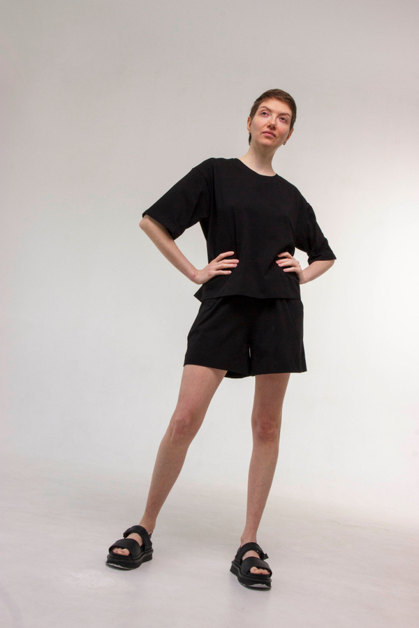 Свободная футболка в черном цвете