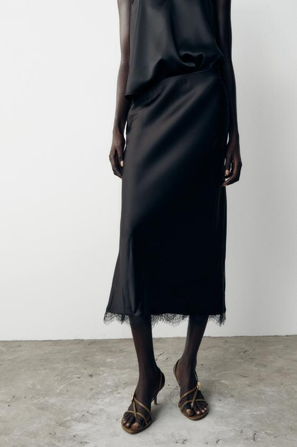 ZARA АТЛАСНАЯ ЮБКА МИДИ С КРУЖЕВОМ, ЧЕРНЫЙ