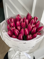 Букет из 35-ти малиново-белых тюльпанов - нет в наличии