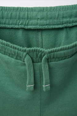 ZARA КОМПЛЕКТ ИЗ ФУТБОЛКИ И ШОРТОВ-ДЖОГГЕРОВ С НАДПИСЬЮ, ЗЕЛЕНЫЙ