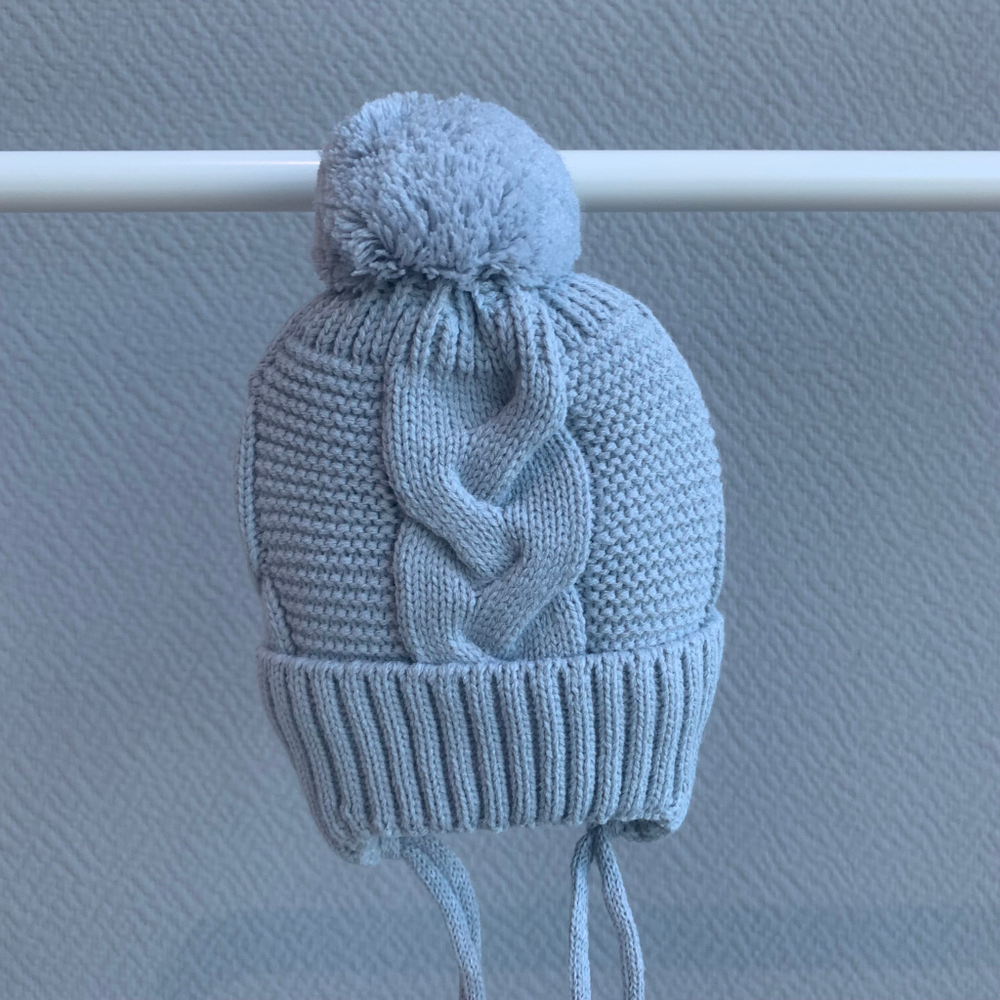 Шапочка вязаная с помпушкой