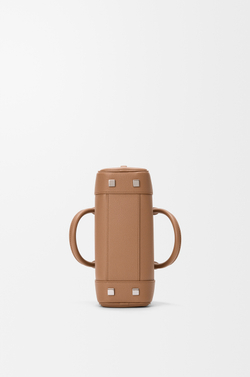 Loewe Сумка Amazona 23 из мягкой зернистой телячьей кожи, мокко