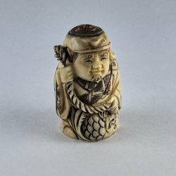 Статуэтка нэцкэ Эбису с рыбой