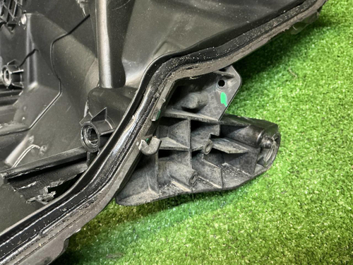 Стекло и корпус фары Toyota Camry xv70 (2017-2021)