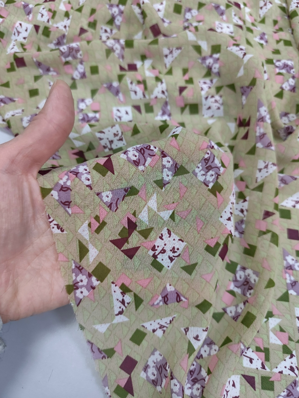 Шифон/ Фигуры на бежевом