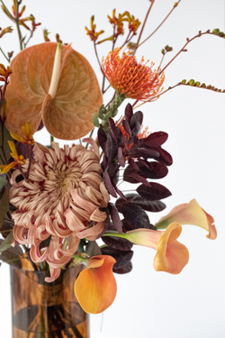 Букет с антуриумом и хризантемой