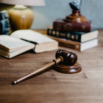 Деревянный аукционный молоток (молоток судьи) из древесины кедра. wg1