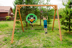 Деревянные качели с трапецией и качелями гнездо Свиби