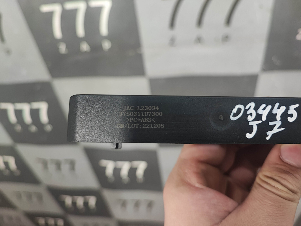 Кронштейн кнопки открывания багажника JAC J7 20-нв Б/У Оригинал 3750311U7300