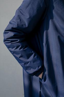 Темно-синяя зимняя куртка