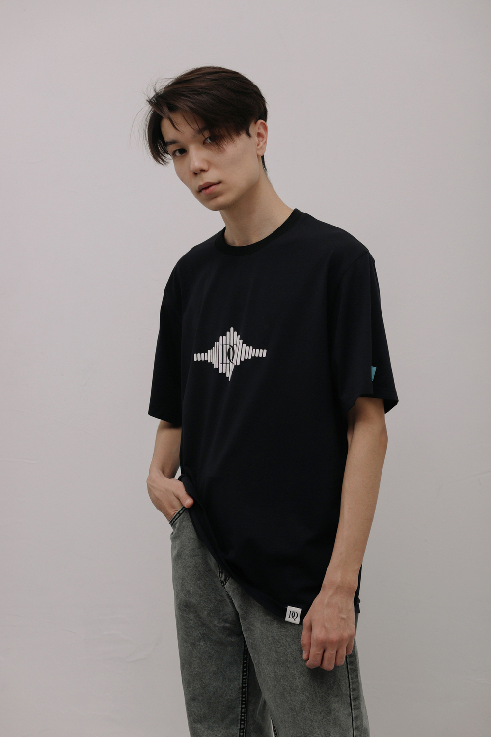 印有 "DQ声音 "的T恤衫