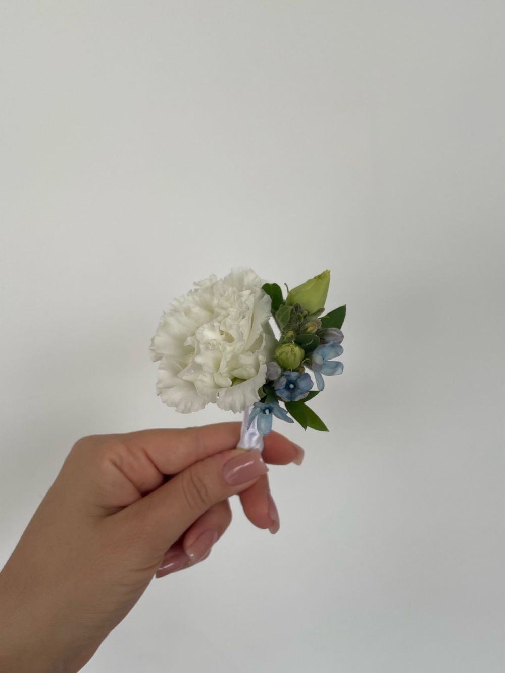 Свадебный букет из лизиантуса, гортензии, одноголовых роз, оксипеталума и эвкалипта