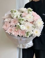 Авторский букет из хризантемы и маттиолы