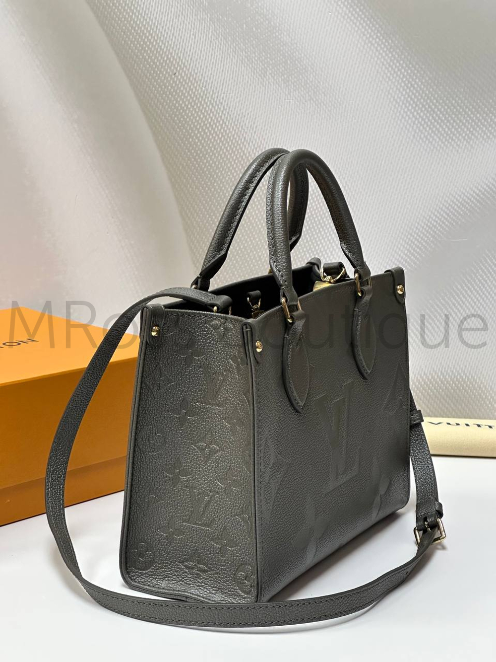 Серая сумка Louis Vuitton Onthego PM с узором монограм