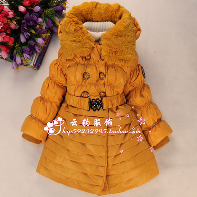 Пальто однотонное с отстегивающимся меховым воротником