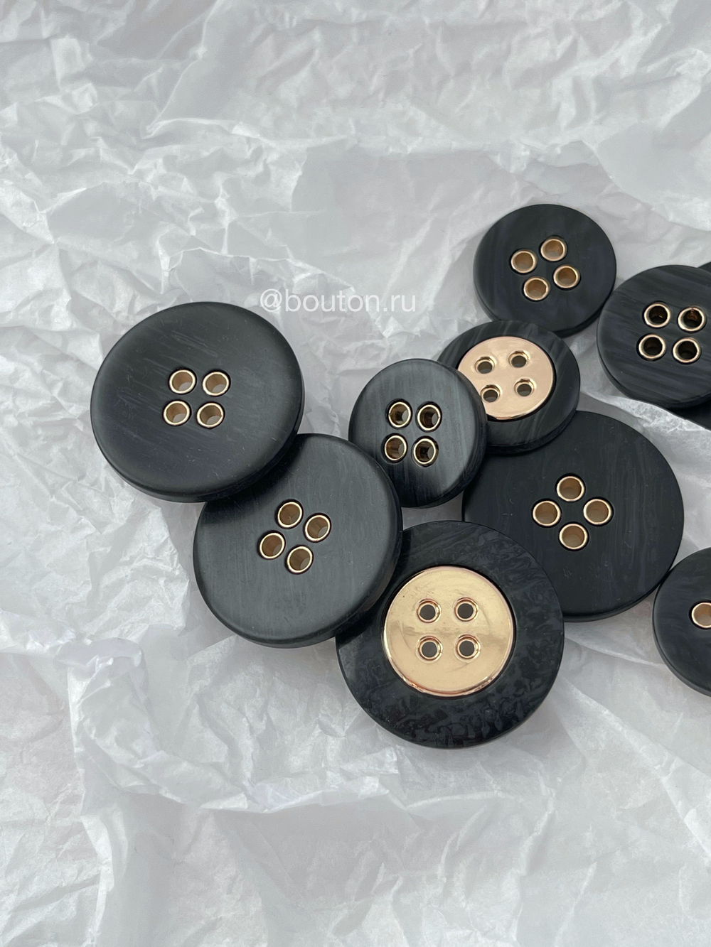 Пуговицы черные на прокол золото
