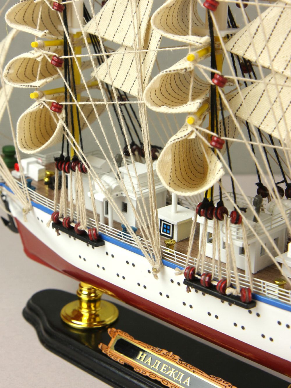 Meteor Lights Модель парусника Надежда, 52 см