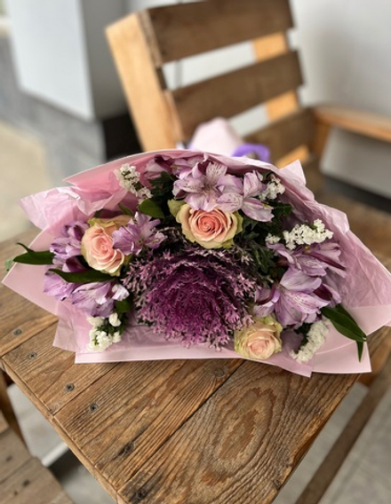 Букет с брассикой и розами