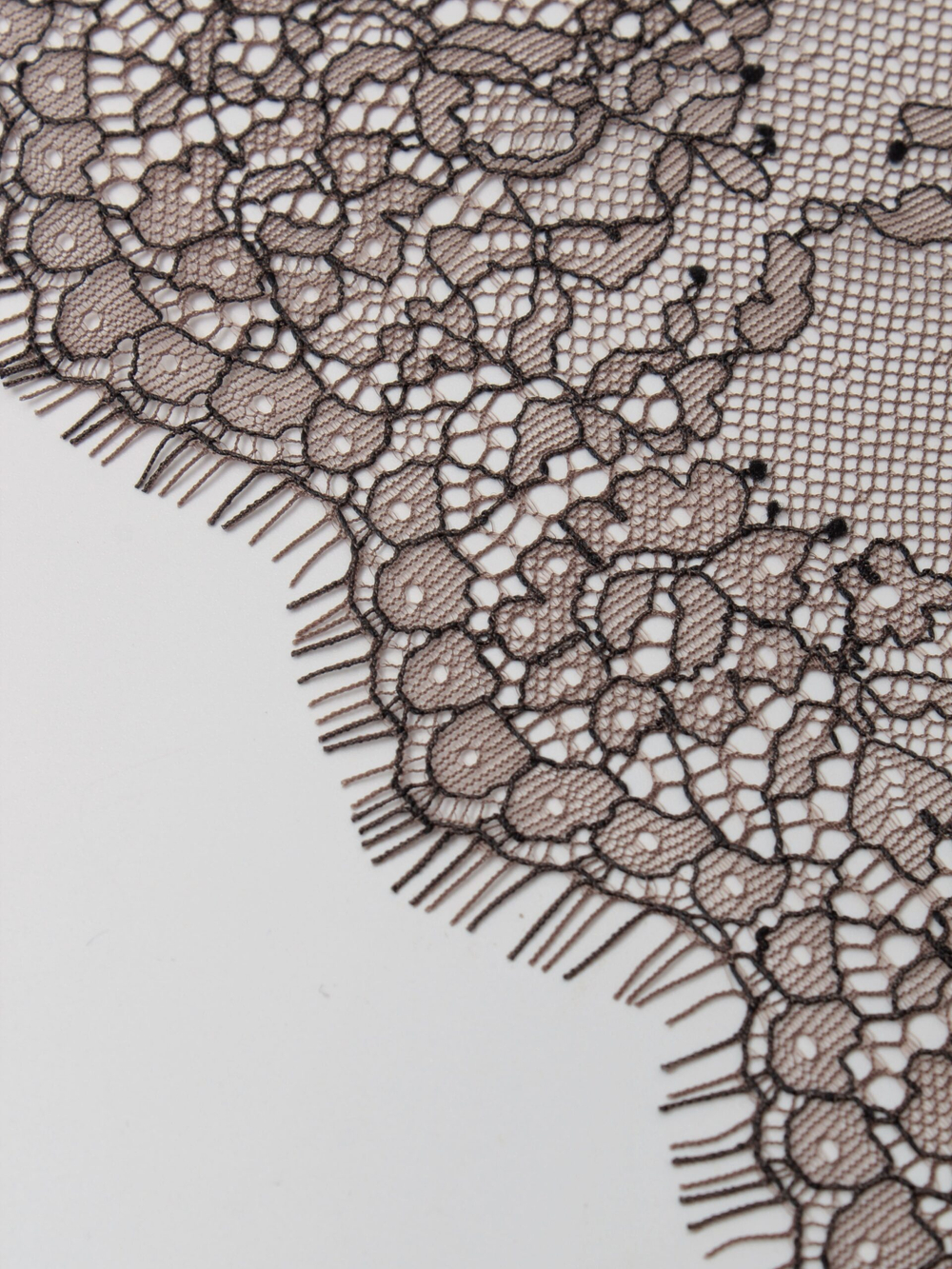 Кружево шантильи перец с темно-серым неэластичное ширина 22 см длина 1.45 м