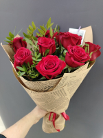 Розы с зеленью в упаковке крафт