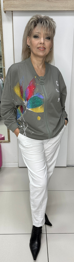 Оливковый трикотажный жакет-бомбер с цветным принтом