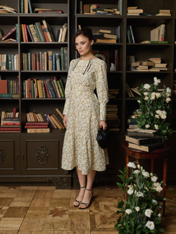 Платье с широкими манжетами