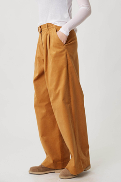 Брюки со складками из бежевого вельвета