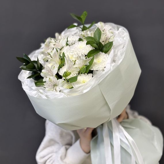 Букет из альстромерий, рускуса и хризантем