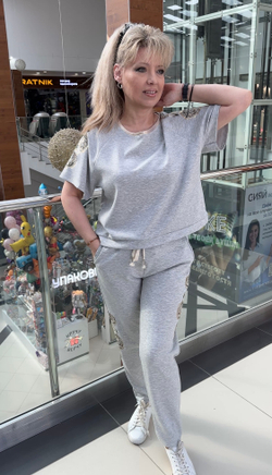 Трикотажный итальянский костюм в серо-меланжевом цвете